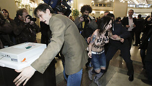 Pusnuogės &bdquo;Femen&ldquo; aktyvistės pasikėsino į Vladimiro Putino balsą. 