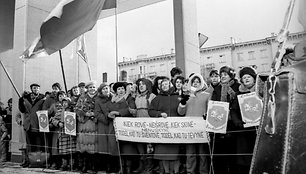 1990-ųjų kovo 11-ąją prie Aukščiausiosios Tarybos budėję žmonės laukė Lietuvos nepriklausomybės atstatymo.