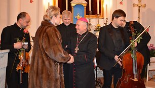 Vyskupas Juozapas Matulaitis sveikinasi su Loreta Noreikiene. 
