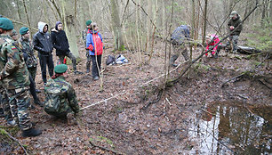 Žinomas istorikas ir partizaninių kovų tyrinėtojas Vykintas Vaitkevičius kartu su LDK Kęstučio šaulių 7-osios rinktinės šauliais šukavo Šimkaičių girią. 