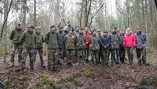 Žinomas istorikas ir partizaninių kovų tyrinėtojas Vykintas Vaitkevičius kartu su LDK Kęstučio šaulių 7-osios rinktinės šauliais šukavo Šimkaičių girią. 