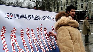 Miestelėnai galėjo įsiamžinti ant Valentino dienai skirto plakato, klijuodami &scaron;irdutes.
