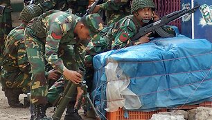 Banglade&scaron;e per armijos mai&scaron;tą žuvo trys žmonės.