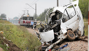 Lenkijoje &ndash; sausakim&scaron;o mikroautobuso ir traukinio kaktomu&scaron;a. 