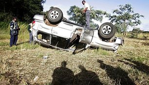 Zimbabvės ministrą pirmininką Morganą Tsvangirai ir jo žmoną vežusį automobilį penktadienį taranavo sunkvežimis.