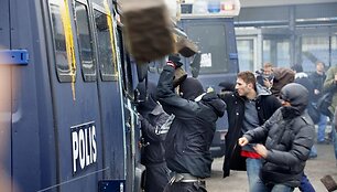Riau&scaron;ės kilo po mitingo Malmės senamiesčio aik&scaron;tėje, kur susirinko apie 7 tūkstančiai žmonių, kurie klausėsi kalbų, smerkiančių Izraelio karinių pajėgų veiksmus Gazos Ruože bei raginančių paremti palestiniečius.