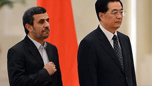 Kinijos prezidentas Hu Jintao (de&scaron;inėje) ir Irano prezidentas Mahmoudas Ahmadinejadas 