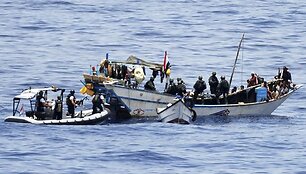 NATO laivai ir sraigtasparniai sužlugdė Somalio piratų ataką.