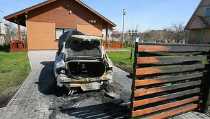 Įsibrovėliai bandė padegė namą bei kieme stovėjusį automobilį.