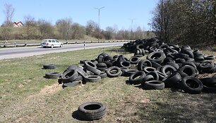 Naujininkų seniūnija žada, kad &scaron;i senų padangų krūva ilgai neužsigulės.