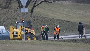 Skolų slegiamos miesto įmonės tikisi dalį pinigų atgauti gegužę ir miesto priežiūros darbų nestabdo. 