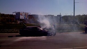 &Scaron;e&scaron;tadienį &bdquo;15min&ldquo; skaitytojas Tomas prane&scaron;ė apie Minsko žiede, Vilniuje, degantį automobilį.