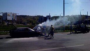 &Scaron;e&scaron;tadienį &bdquo;15min&ldquo; skaitytojas Tomas prane&scaron;ė apie Minsko žiede, Vilniuje, degantį automobilį.
