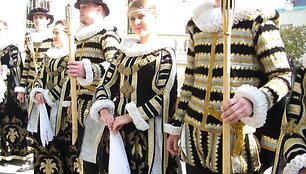 Paskutiniojo skambučio &scaron;ventė uostamiestyje tradici&scaron;kai prasideda eisena Klaipėdos gatvėmis iki Laikrodžių muziejaus.