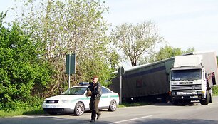 Vilkikas &bdquo;Scania&ldquo; i&scaron;sukinėdamas i&scaron; Pabradės gatvės nei&scaron;siteko kelyje.