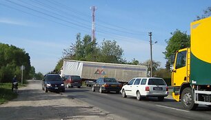 Vilkikas užblokavo vieną kelio pusę, susidarė spūstis.