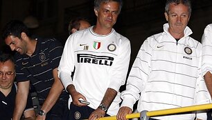 &bdquo;Inter&ldquo;  treneris J.Mourinho (vidury).