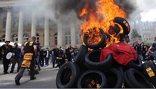 Protestuojantys darbininkai Paryžiuje degina padangas. 