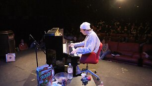 Kanadietis muzikantas Gonzales pagerino ilgiausio solo koncerto rekordą.