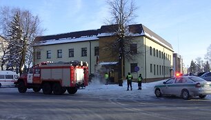 Anonimas prane&scaron;ė, kad Kelmės rajono apylinkės teismo rūsyje yra padėtas sprogmuo.