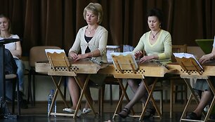 Užvaldys folkloro skambesys.