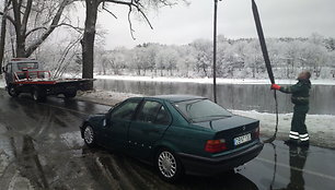 Iš Neries ištrauktas naktį nuskendęs automobilis BMW. 