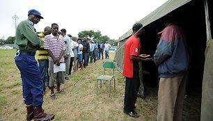 Zimbabvė balsuoja referendume dėl naujos konstitucijos. 