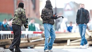Belfaste dažnai smurtaujama dėl religinių nesutarimų. Pastaruoju metu augančią grėsmę pajuto ir imigrantų bendruomenės.