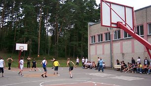 &Scaron;ventės metu vyko krep&scaron;inio turnyras.