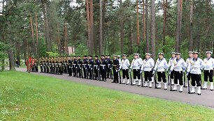 Pirmadienį Auk&scaron;tuosiuose Paneriuose Vilniuje paminėtos Lietuvos vietinės rinktinės karių savanorių su&scaron;audymo 65-osios metinės. 