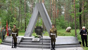 Pirmadienį Auk&scaron;tuosiuose Paneriuose Vilniuje paminėtos Lietuvos vietinės rinktinės karių savanorių su&scaron;audymo 65-osios metinės. 