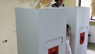 Albanai balsuoja rinkimuose. 