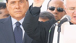 Berlusconi ginasi nesąs šventasis. Opozicijos atstovai linkę to nelaikyti lengvinančia aplinkybe.