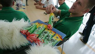 Penktadienį Europos čempionatui besiruo&scaron;ianti Lietuvos vyrų krep&scaron;inio rinktinė vie&scaron;ėjo &bdquo;Mažeikių naftos&ldquo; gamykloje, Mažeikių mieste bei ledų gamykloje.