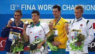 Plaukikas i&scaron; Lietuvos Giedrius Titenis (pirmas i&scaron; de&scaron;inės) Romoje vykstančiame pasaulio vandens sporto &scaron;akų čempionate i&scaron;kovojo bronzos medalį.