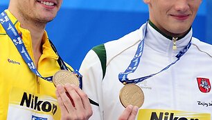 Plaukikas i&scaron; Lietuvos Giedrius Titenis de&scaron;inėje) Romoje vykstančiame pasaulio vandens sporto &scaron;akų čempionate i&scaron;kovojo bronzos medalį. 