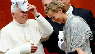 Popiežius Benediktas XVI gavo dovanų kepuraitę su Italijos plaukimo rinktinės emblema. 
