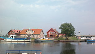 Į Lietuvos Venecija pramintą Mingės kaimą veda kratantis siaubingai duobėtas žvyrkelis.