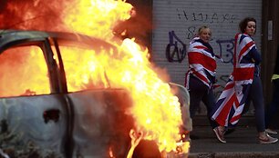 Belfaste policija &scaron;audė plastikinėmis kulkomis ir vandens patranka vaikė minią. 