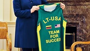 Dalia Grybauskaitė Barackui Obamai padovanojo filmo „Kita svajonių komanda“ DVD ir marškinėlius.