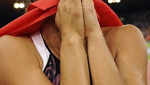 Penktadienį &Scaron;veicarijoje vykusio penktojo Tarptautinės lengvosios atletikos federacijos (IAAF) &bdquo;Aukso lygos&ldquo; varžybų etapo moterų &scaron;uolių su kartimi rungtyje rusė Jelena Isinbajeva 1 cm pagerino sau pačiai priklausiusį pasaulio rekordą. 