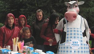 &Scaron;e&scaron;tadienį, rugpjūčio 29 d., Kauno zoologijos sode vykusioje pieno &scaron;ventėje 137 vaikučiai vienu metu gėrė UAT pieną.