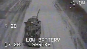 Ukrainos kariai mažyčiu dronu sunaikino rusų tanką, kuris buvo vežamas remontui .