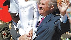 A.Luka&scaron;enka per Baltarusijos nepriklausomybės &scaron;ventę liepos 3 dieną su i&scaron;puo&scaron;ta mergaite.