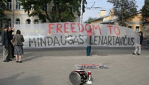 Prie Jungtinės Karalystės ambasados Vilniuje piketuoja Londone teisiamą lietuvį palaikantys tautiečiai.