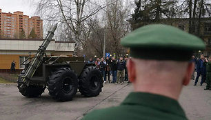 Per demonstraciją Rusijos robotas vos nesutraiškė savo operatoriaus.