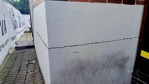 Nors buvusio &bdquo;Klaipėdos&ldquo; vie&scaron;bučio pastato sienos ir langai skilinėja, vie&scaron;ai niekas to nesieja su Atgimimo aik&scaron;tės rekonstrukcija.