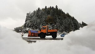 Antradienį &Scaron;iaurės Vokietiją, &Scaron;veicariją, Lenkiją ir Rusiją užklojo pirmasis sniegas. Lenkijoje sniego storis vietomis siekė iki 40 centimetrų. &Scaron;veicarijoje ir Vokietijoje trumpam buvo sutrikdytas eismas kalnų keliais.