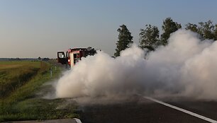 Juknaičių kaime sudegė kemperis.