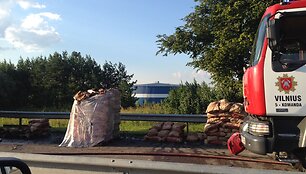 Vilniuje degė anglis gabenęs sunkvežimis.